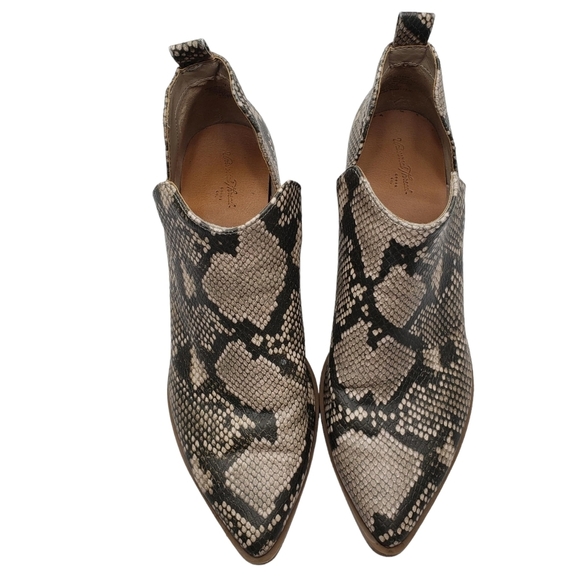 Universal Thread | Cream Gray Snake Vegan Pointed Toe Ankle Booties Women's 7.5 - Picture 9 of 13